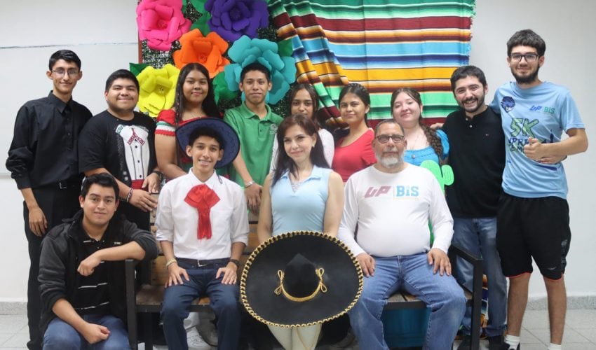 Alumnos de ITI 21 elaboran set fotográfico alusivo a las fiestas patrias.