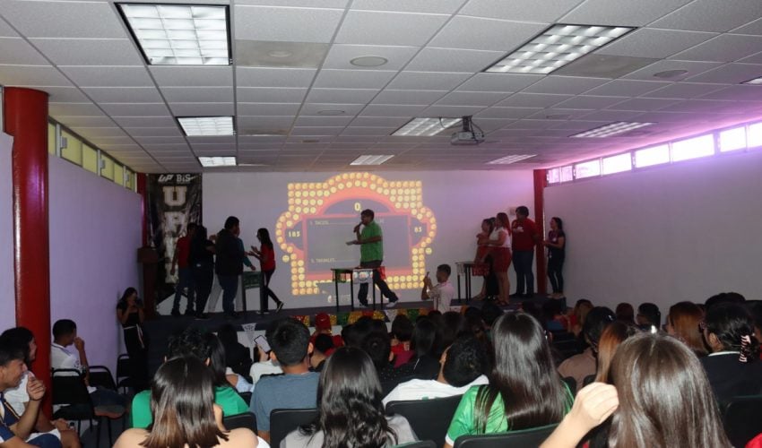 Alumnos de LAGE participan en concurso “100 Mexicanos Dijeron”.