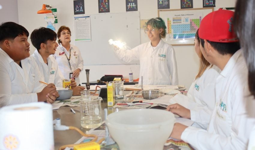 Alumnos realizan práctica en el Laboratorio de Química.