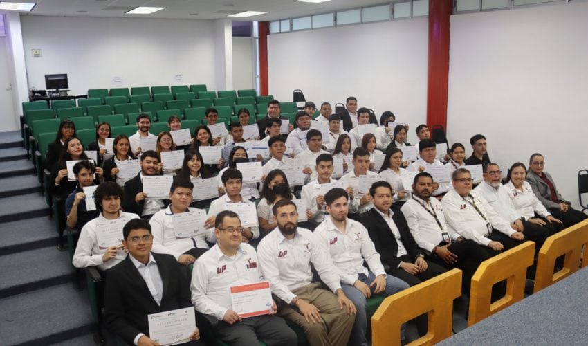 Entrega de reconocimientos a alumnos con excelencia académica cuatrimestre mayo – agosto 2023, y entrega de acreditaciones y certificaciones en Power Query Business.