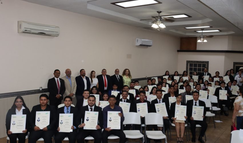 Entrega de títulos profesionales a la X y XI Generación
