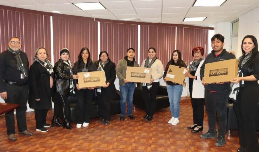La Asociación de Damas Profesionistas, A.C. (ADPAC) realiza donación de computadoras portátiles a cuatro estudiantes de la UPRR