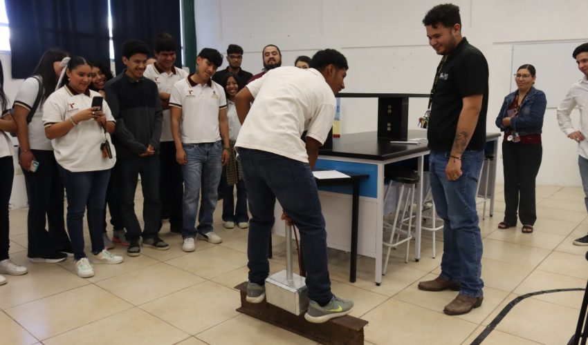 Visita de los alumnos de la Preparatoria CEMSADET #39 de Cd. Guerrero